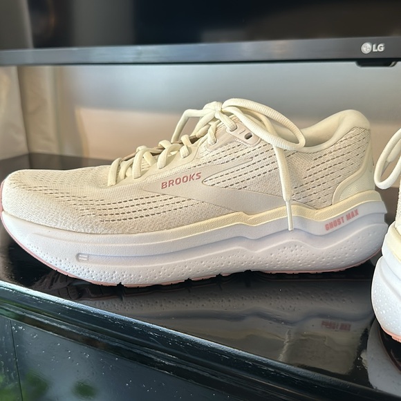 Brooks Ghost Max 2 Gym Shoes - Picture 5 of 11